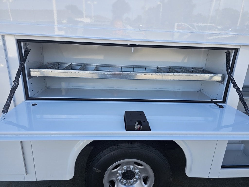 2025 Chevrolet Express Cutaway 3500 1WT