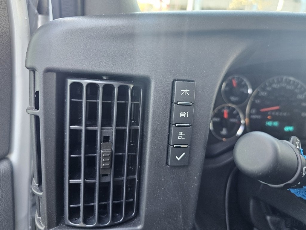 2025 Chevrolet Express Cutaway 3500 1WT