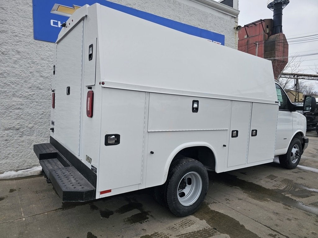 2025 Chevrolet Express Cutaway 3500 1WT