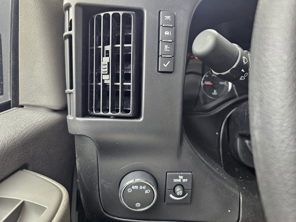 2025 Chevrolet Express Cutaway 3500 1WT