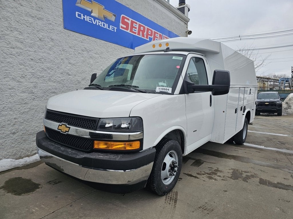 2025 Chevrolet Express Cutaway 3500 1WT