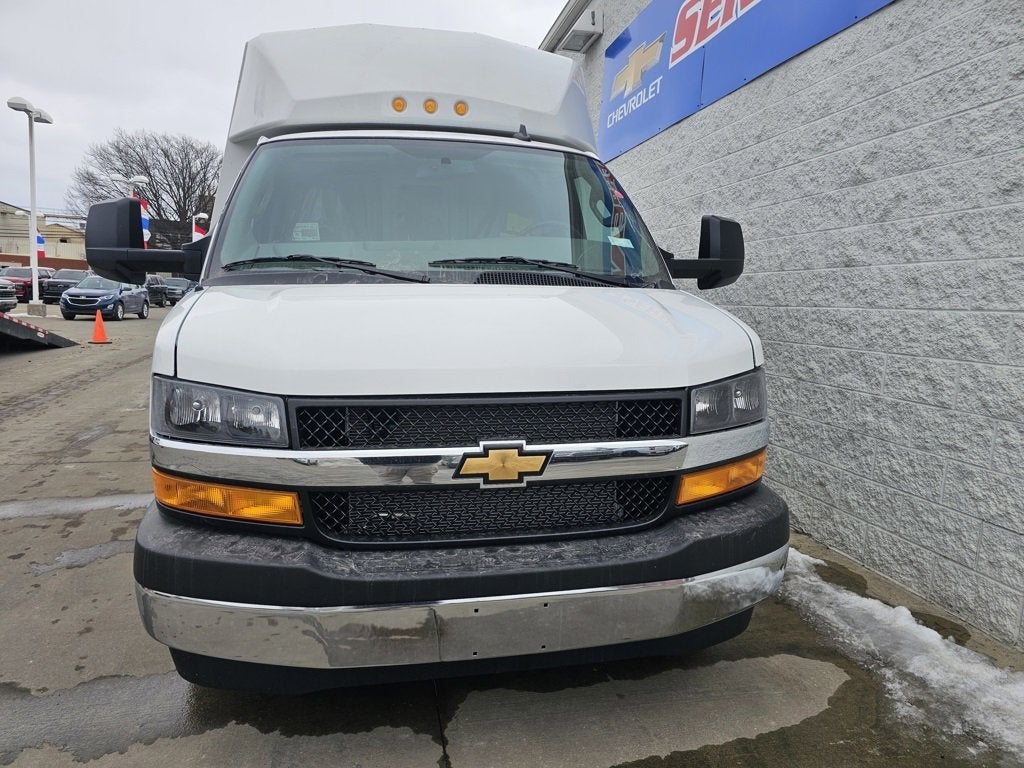 2025 Chevrolet Express Cutaway 3500 1WT