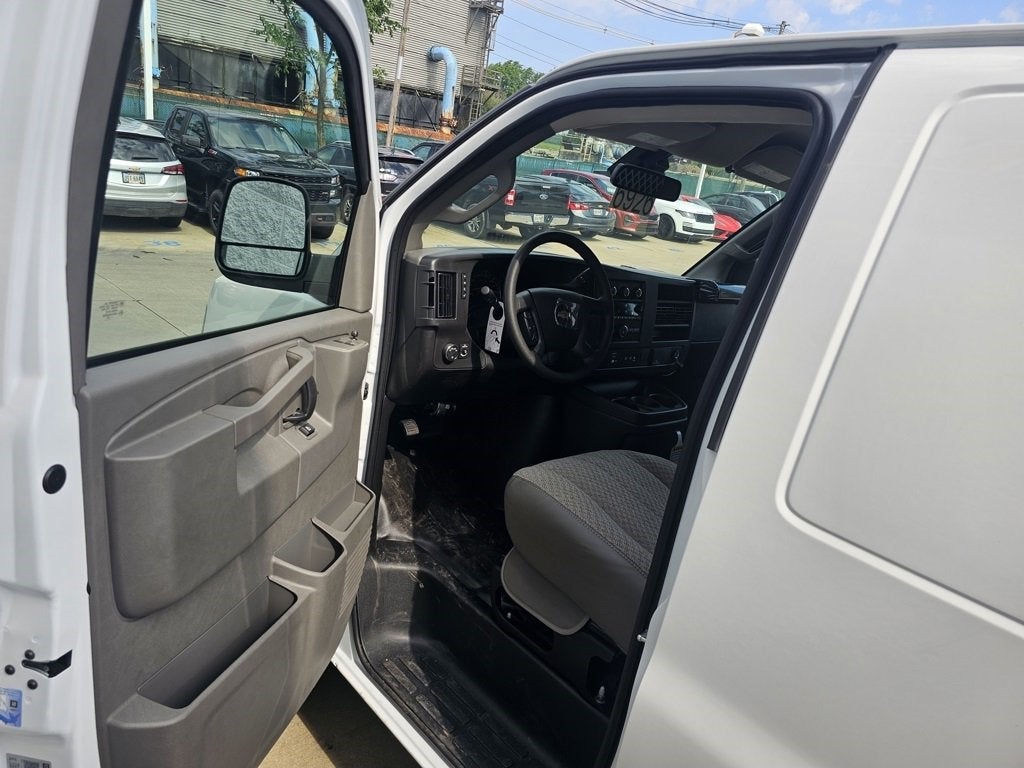 2025 Chevrolet Express Cargo 3500 WT